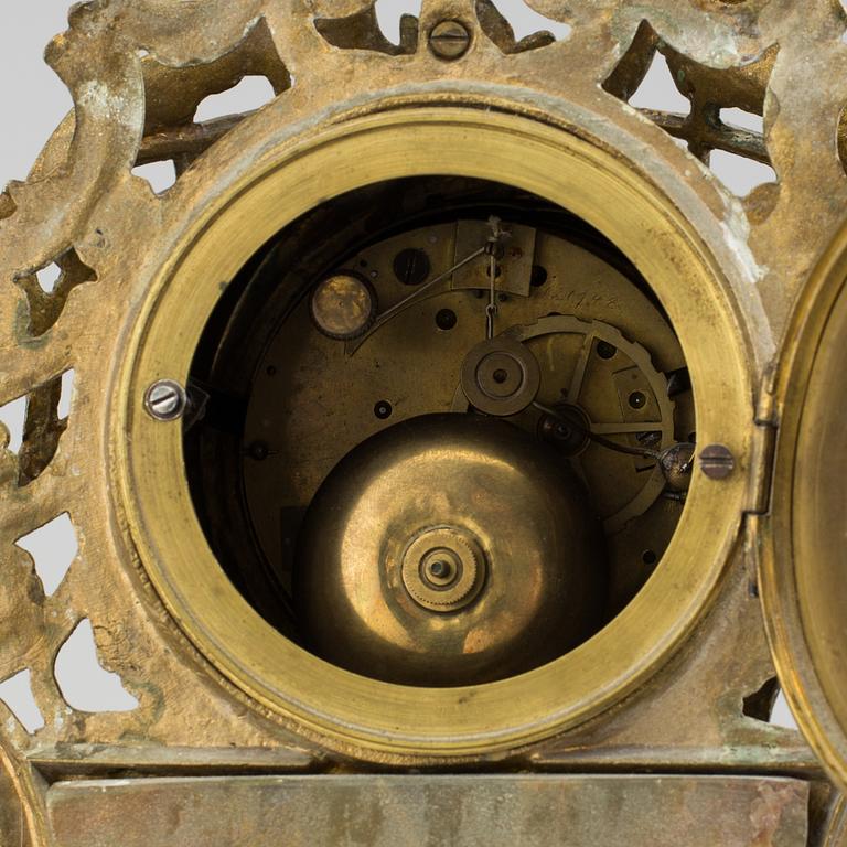 A LOUIS XV-STYLE MANTLE CLOCK, early 20th century.