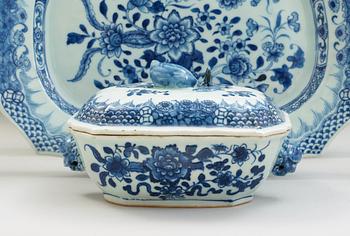 A blue and white dinner service. Qing dynasty, Qianlong  (1736-95). (32).