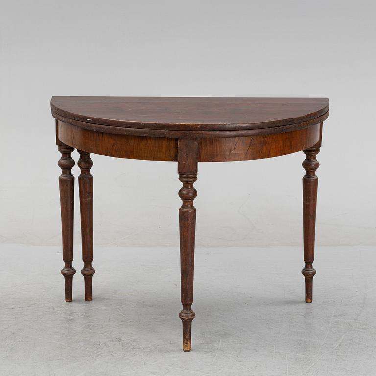 Bord, så kallat halvmånebord, 1800-talets andra hälft.