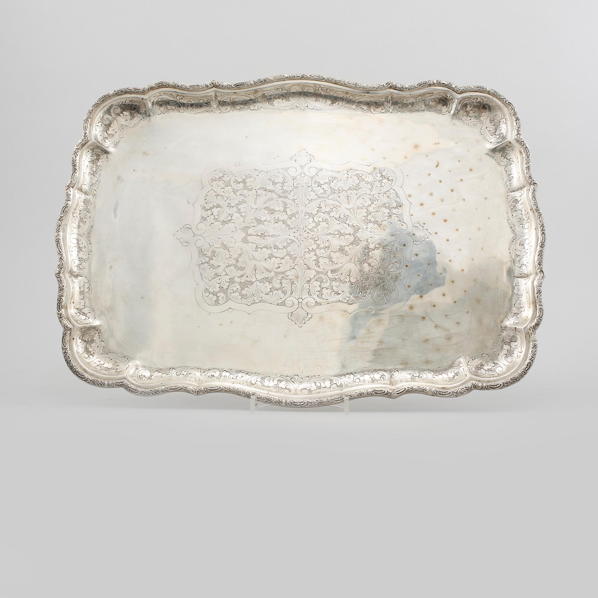 BRICKA, silver, otydliga stämplar, 1900-talets första hälft, vikt 1440 g.