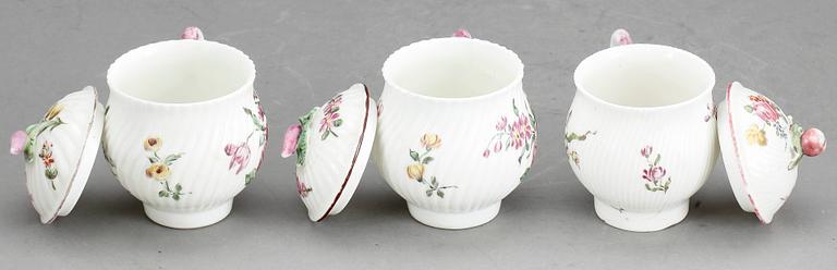 CREMEKOPPAR, 3 st, porslin, 1700-tal.