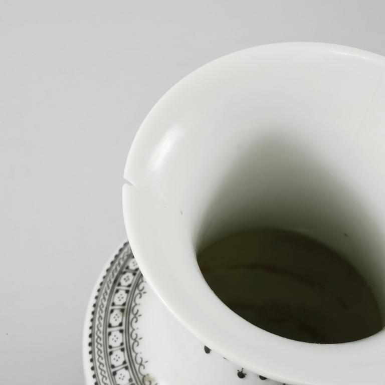 VASER, ett par, porslin, Kina, 1900-tal.