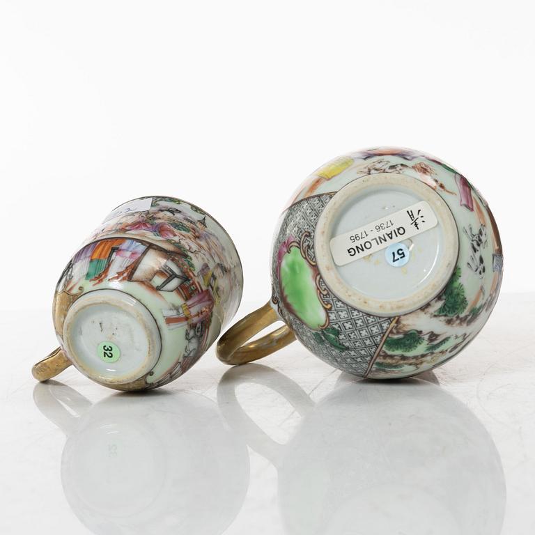 A Chinese export porcelain creamer with cover and two cups, Qing dynasty, 18th century.