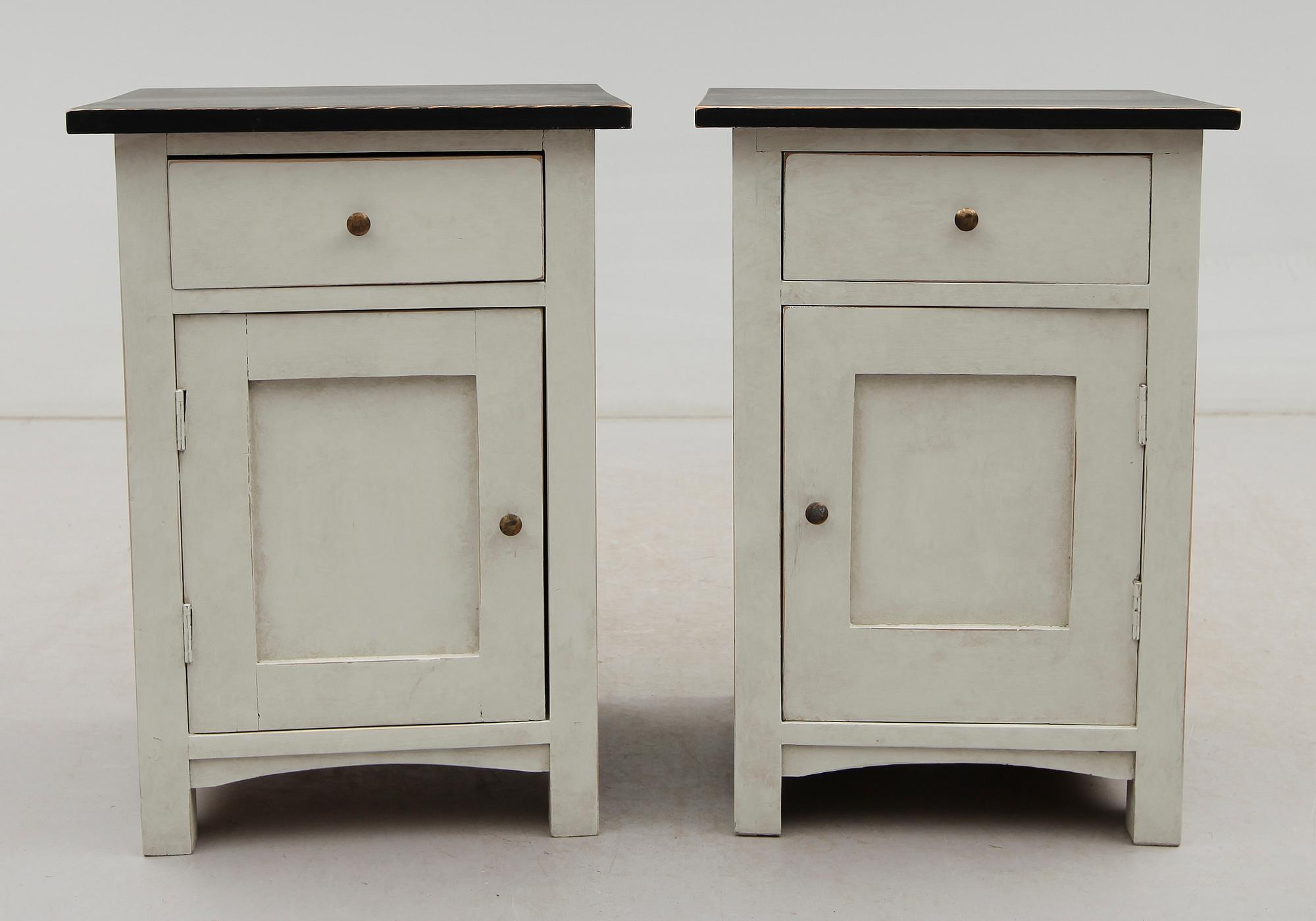 SÄNGBORD, 1 par, 1900-talets första hälft.