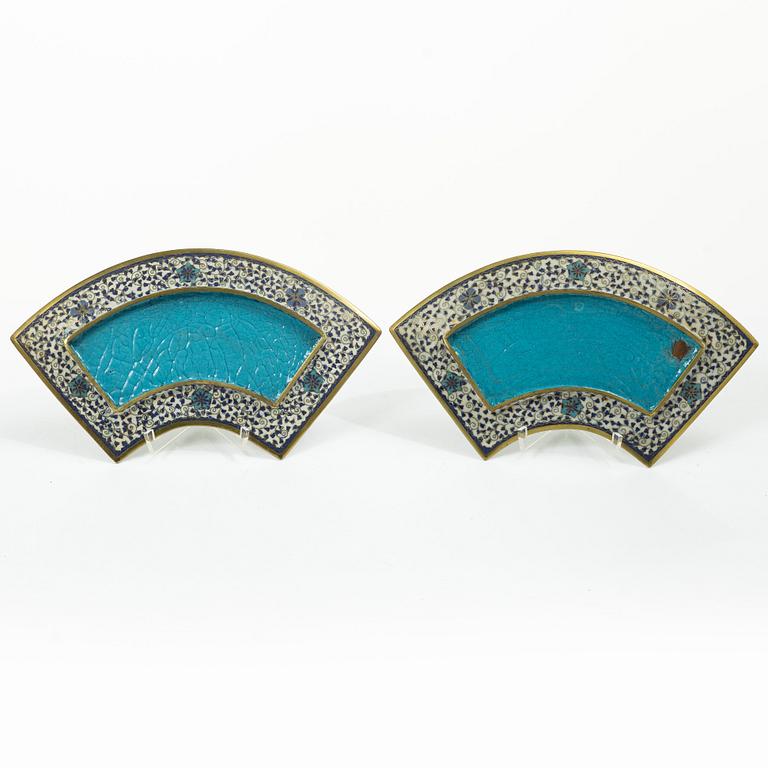 Fat, ett par, cloissoné. Japan, Meiji (1868-1912).