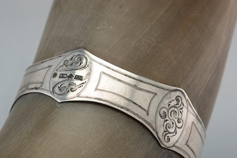 DRYCKESHORN, silverbeslag J. O. Östlund (1848-77 ) Gävle 1875. Längd 43 cm, höjd 23 cm.