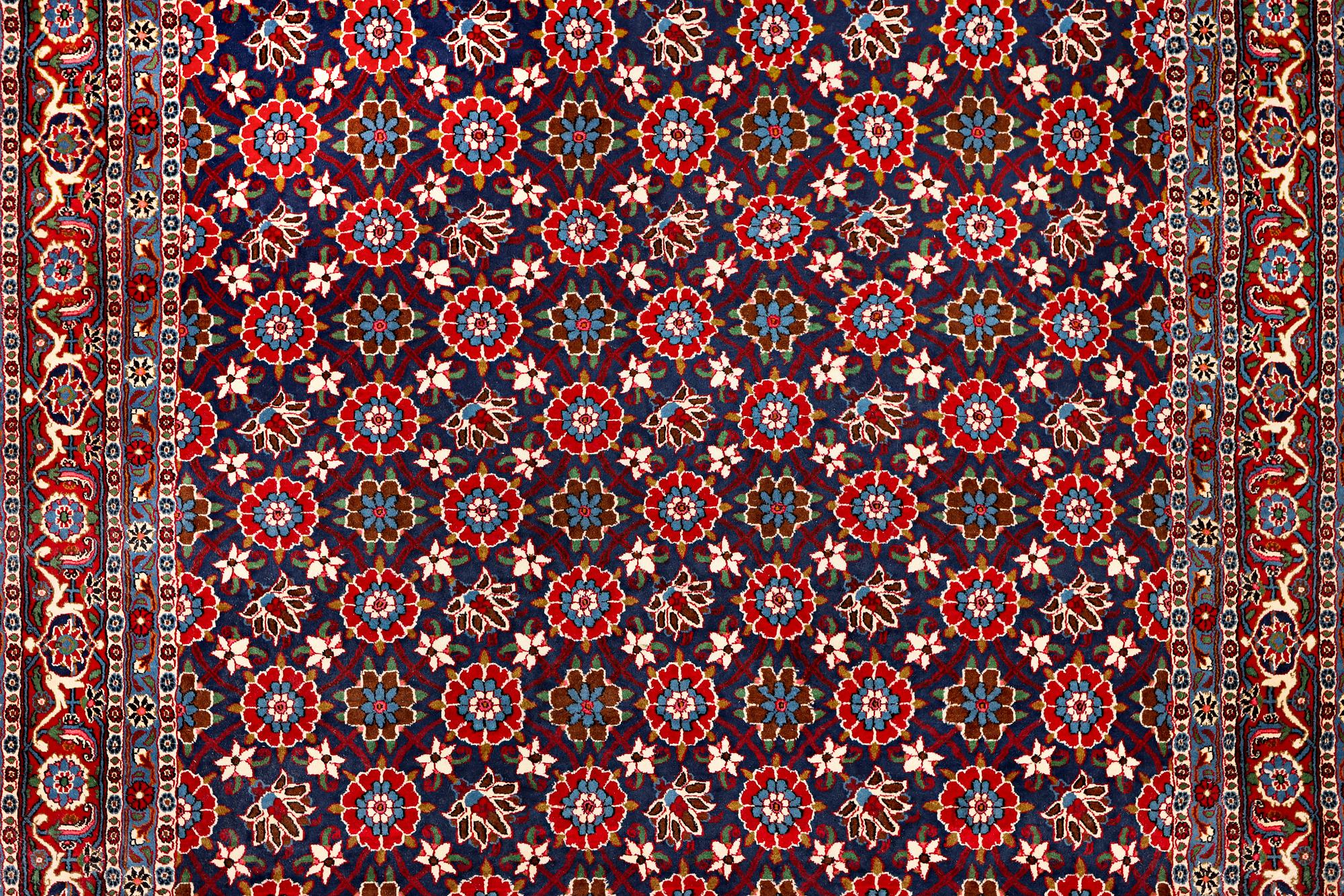 A semi-antique Varamin carpet, a. 339 x 233 cm.