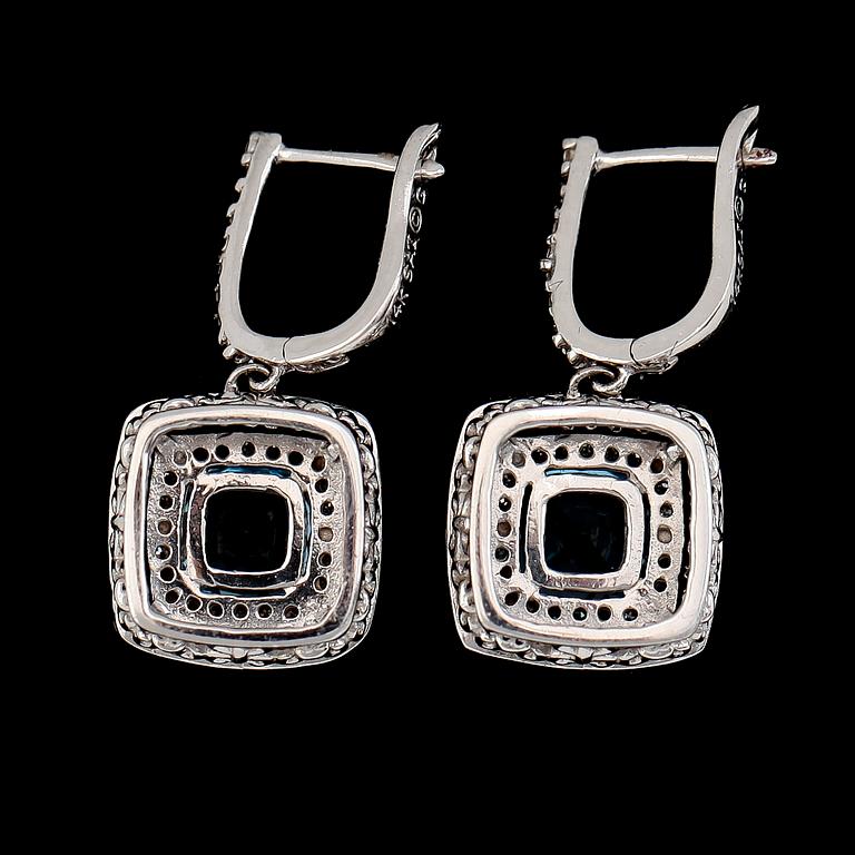 ÖRHÄNGEN, 1 par, 14K vitguld, diamanter tot ca 0.34 ct och topaser.