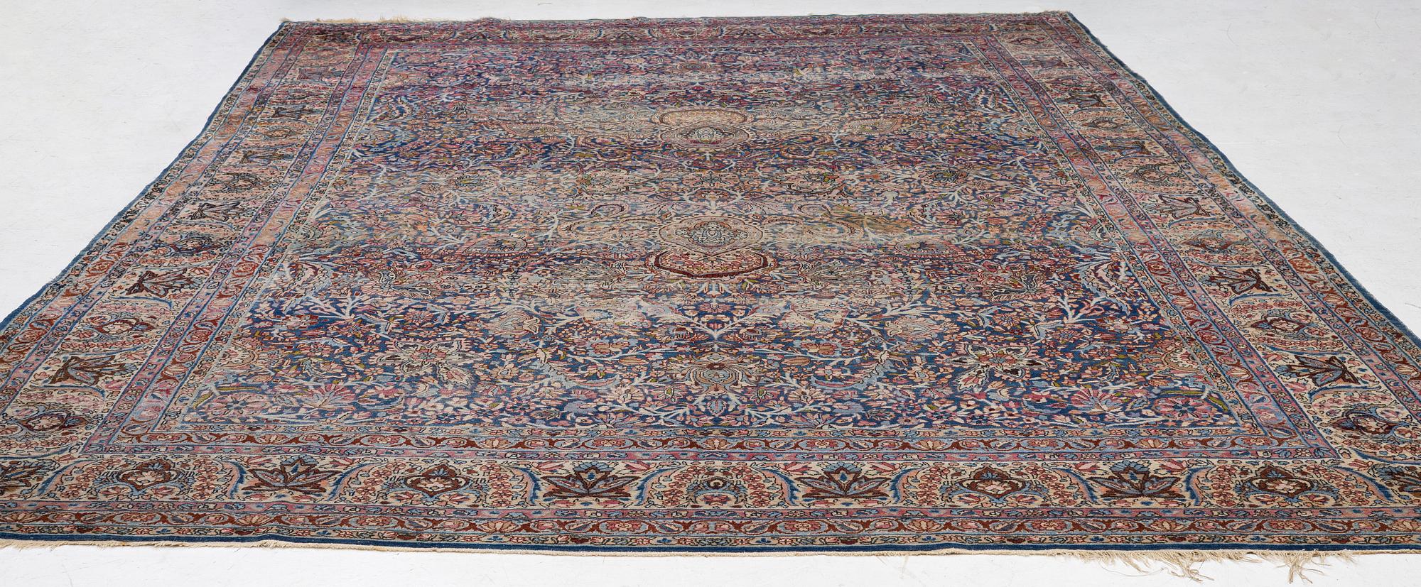 An antique Kirman carpet, ca 410 x 290 cm.