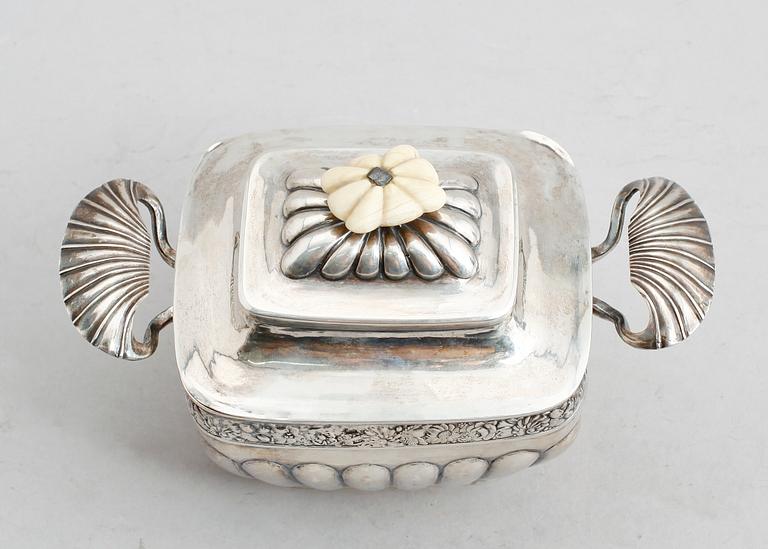 SOCKERSKRIN med lock, silver, Ryssland 1830-tal. Vikt ca 289 gram.
