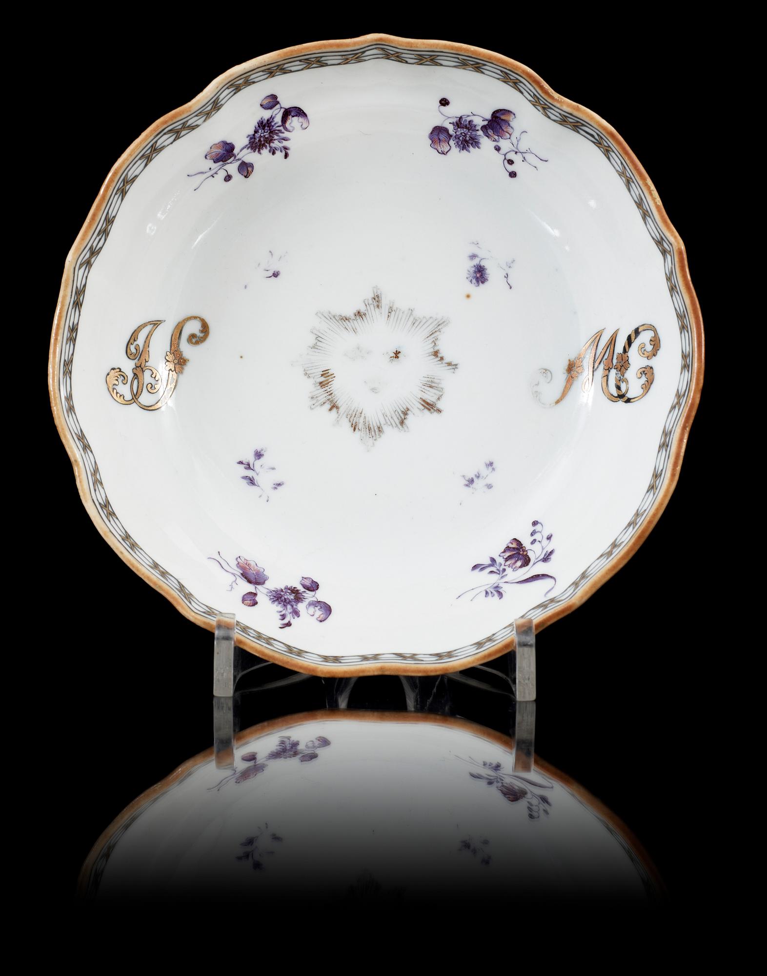 KOPP MED FAT, porslin, Kina, Qianlong, 1700-talets andra hälft.