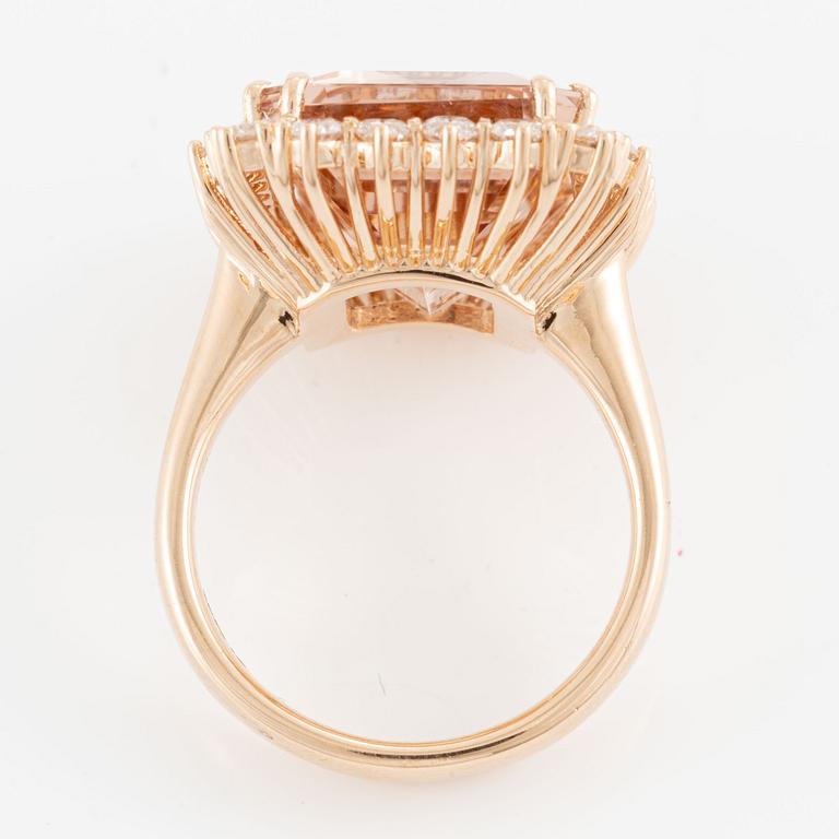 Ring, cocktail ring, 18K rose gold with a large morganite and brilliant-cut diamonds.