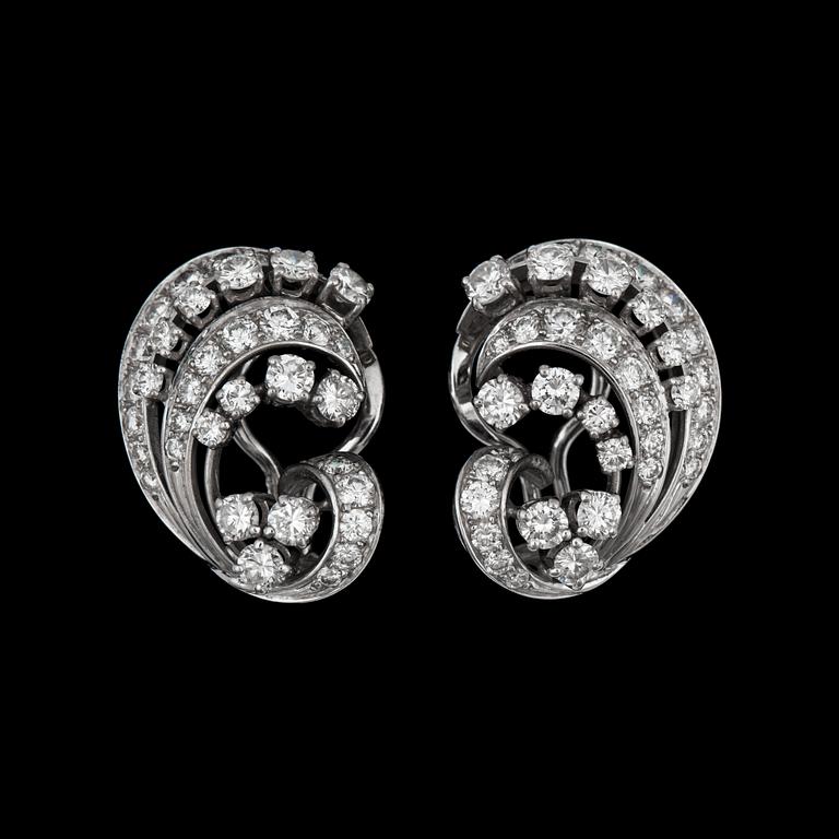 A pair of diamond earrings app. tot. 3 cts.