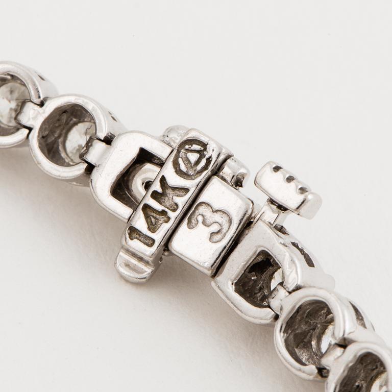 RIVIÈREARMBAND, 14K vitguld med 49 briljanter totalt ca 5.06 ct, enligt intyg.