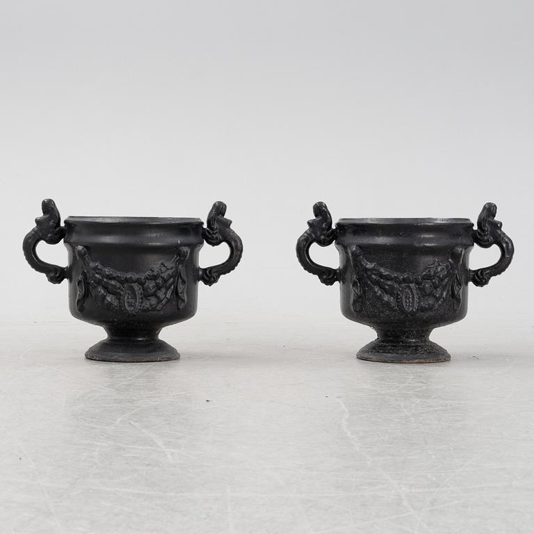 Trädgårdsurnor, ett par, gjutjärn, Stavsjö Bruk.