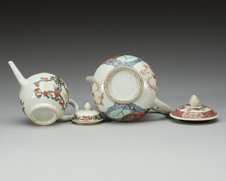 TEKANNOR med LOCK, två stycken, kompaniporslin. Qing dynastin, Qianlong (1736-95).