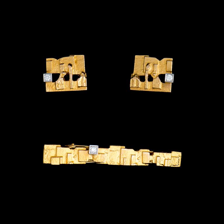 BJÖRN WECKSTRÖM, A TIECLIP AND A PAIR OF CUFFLINKS Crust of Ice, gold 14K with diamonds, Lapponia 1989.