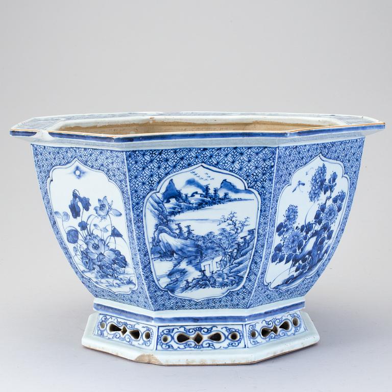 A blue and white flower pot, Qing dynasty, 18th Century.