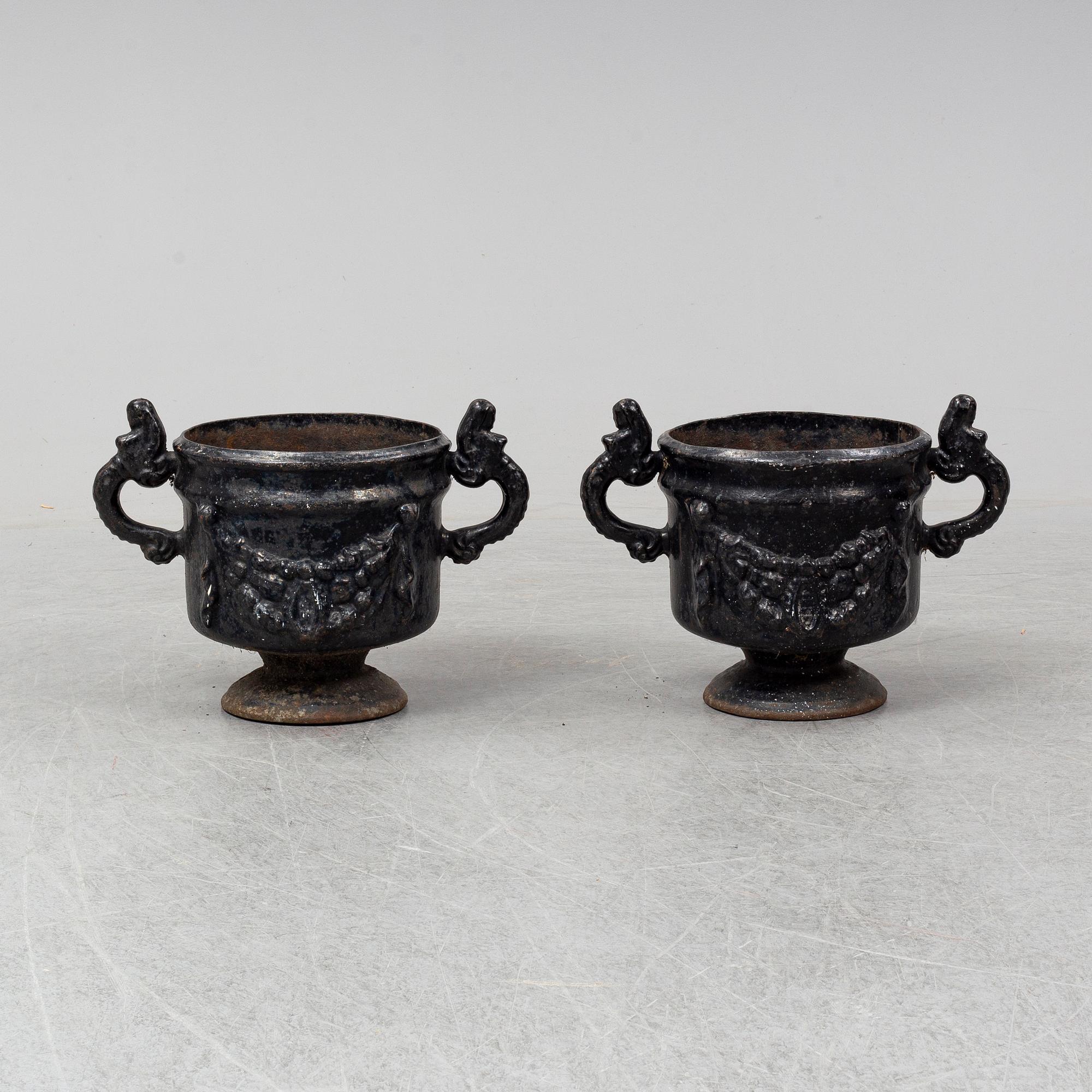 TRÄDGÅRDSURNOR, ett par, gjutjärn, Stavsjö Bruk.