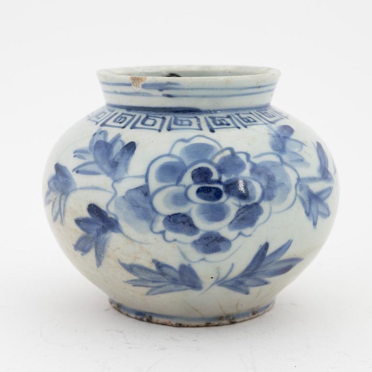 A blue and white Joseon porcelain jar, Korea, 18th Century.