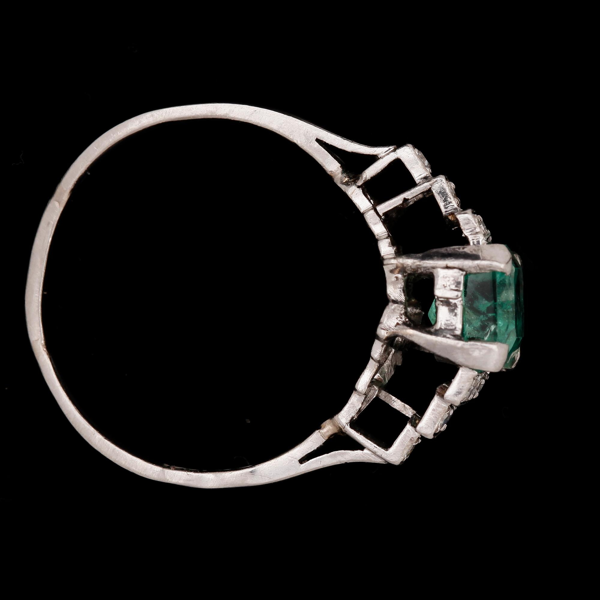 RING, platinum samt trappslipad smargad med 12 mindre åttkantslipade diamanter.