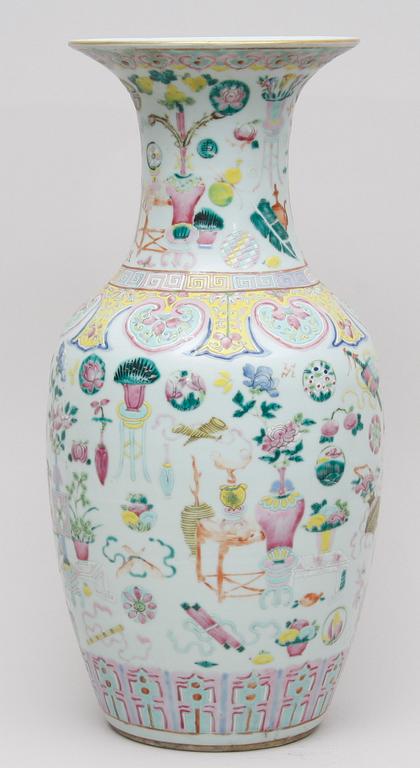 GOLVVAS, porslin. Kina. 1800-tal.