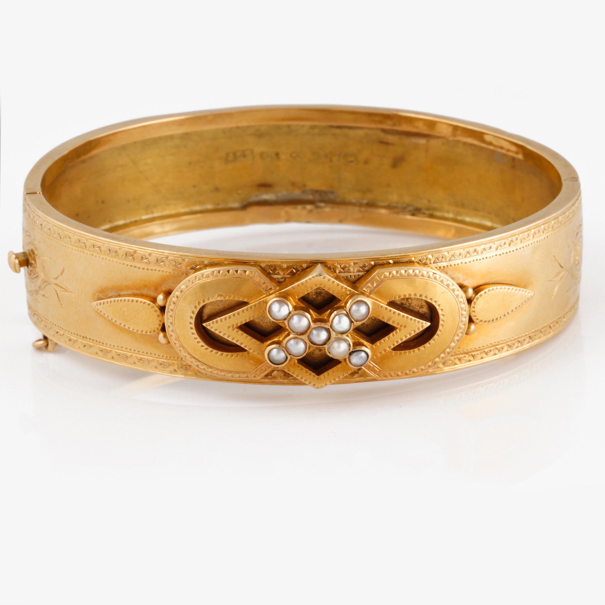 ARMBAND, 18K guld med 9 orientaliska pärlor, JEP, Stockholm, 1882. Vikt 23,6 gram.