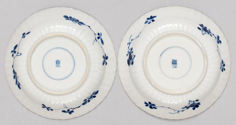 KOPPAR med FAT, ett par, porslin. Qing dynastin, Kangxi (1662-1722).