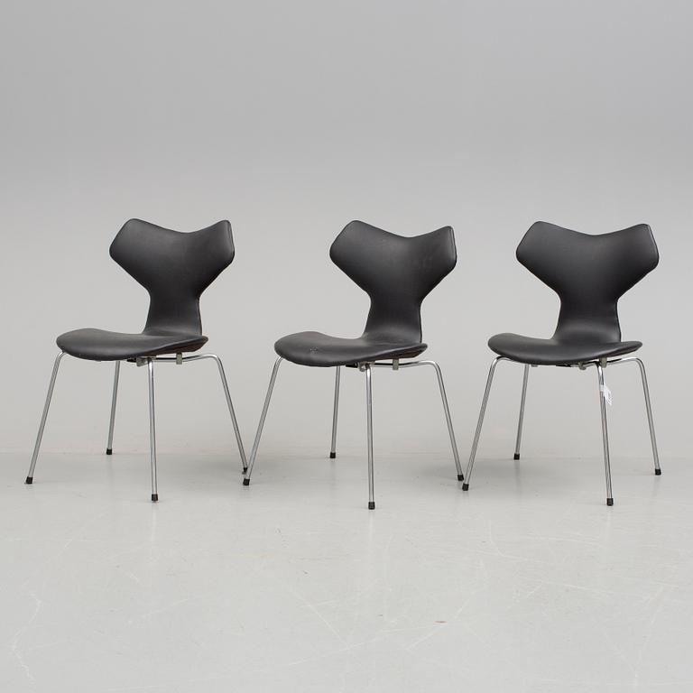 STOLAR, 3 stycken, "Grand Prix", Arne Jacobsen, 1900-talets andra hälft. Modellen formgiven 1955.