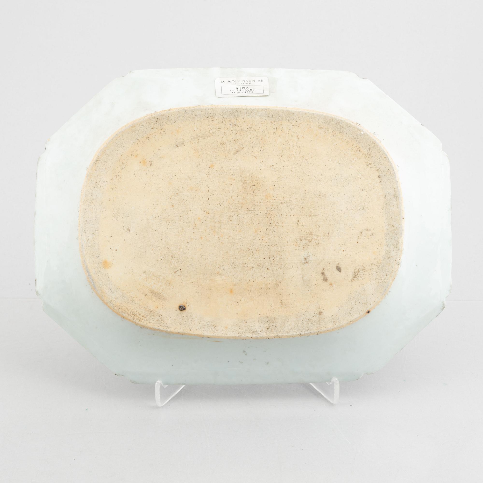 A set of eight Chinese export porcelain plates and two chargers, Qing dynasty, Qianlong (1736-95).
