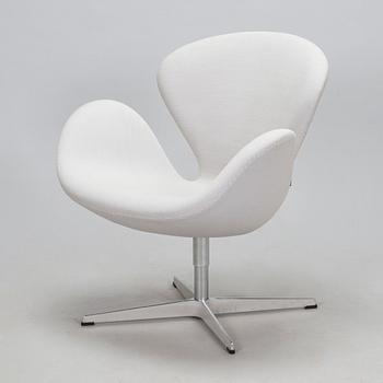 Arne Jacobsen, A 'Swan chair' by Arne Jacobsen for Fritz Hansen 2016.