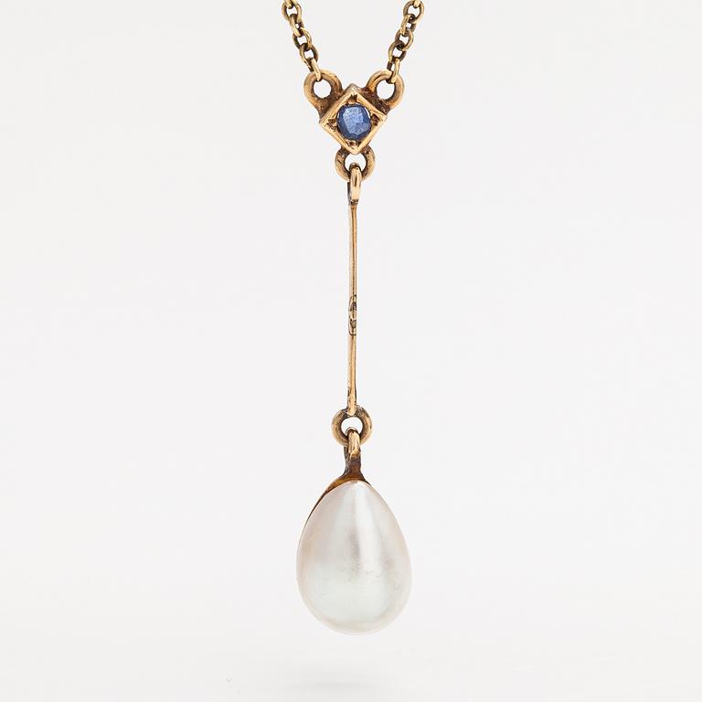 An 18K gold neckalce with a sapphire and cultured pearl.