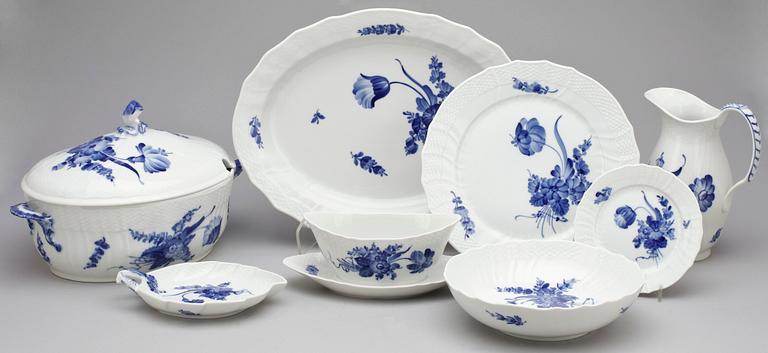 MAT- ,TE- OCH KAFFESERVIS, 145 delar, porslin, "Blå Blomst", Royal Copenhagen, 1900-talets slut.