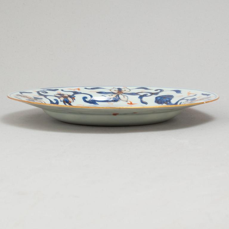 Three imari export porcelain plates, Qing dynasty, 18th century.