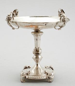 SKÅL PÅ FOT, silver, tidigt 1900-tal. Vikt ca 262 g.