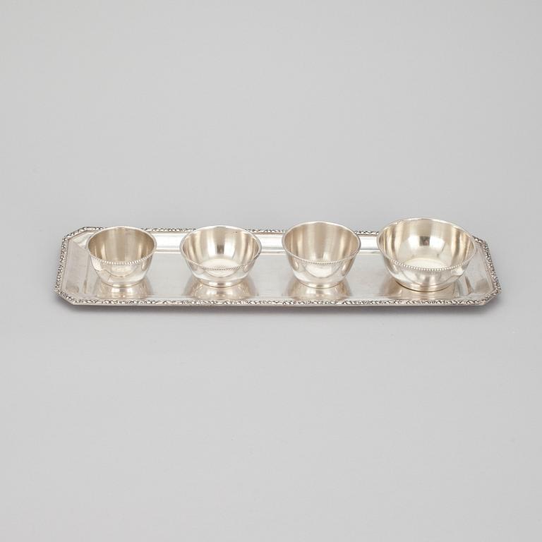 BRICKA samt KRYDDSKÅLAR, 4 st, silver, Ungern, sekelskiftet 1800/1900. Vikt 425,7 g.