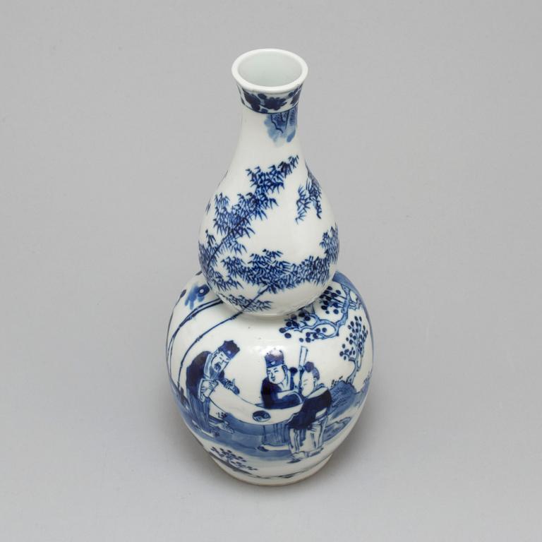 A late 19th century Chinese porcelain vase, Qing dynasty.