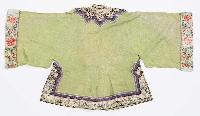 JACKET, SILK. China, late Qing dynasty. Height 79,5 cm.