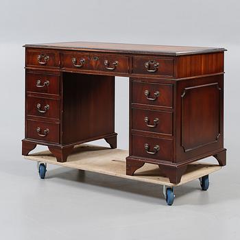 SKRIVBORD, engelsk stil, 1900-talets andra hälft.