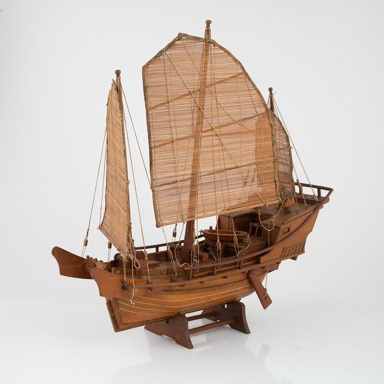 Boat model of a junk, first half of the 20th Century.