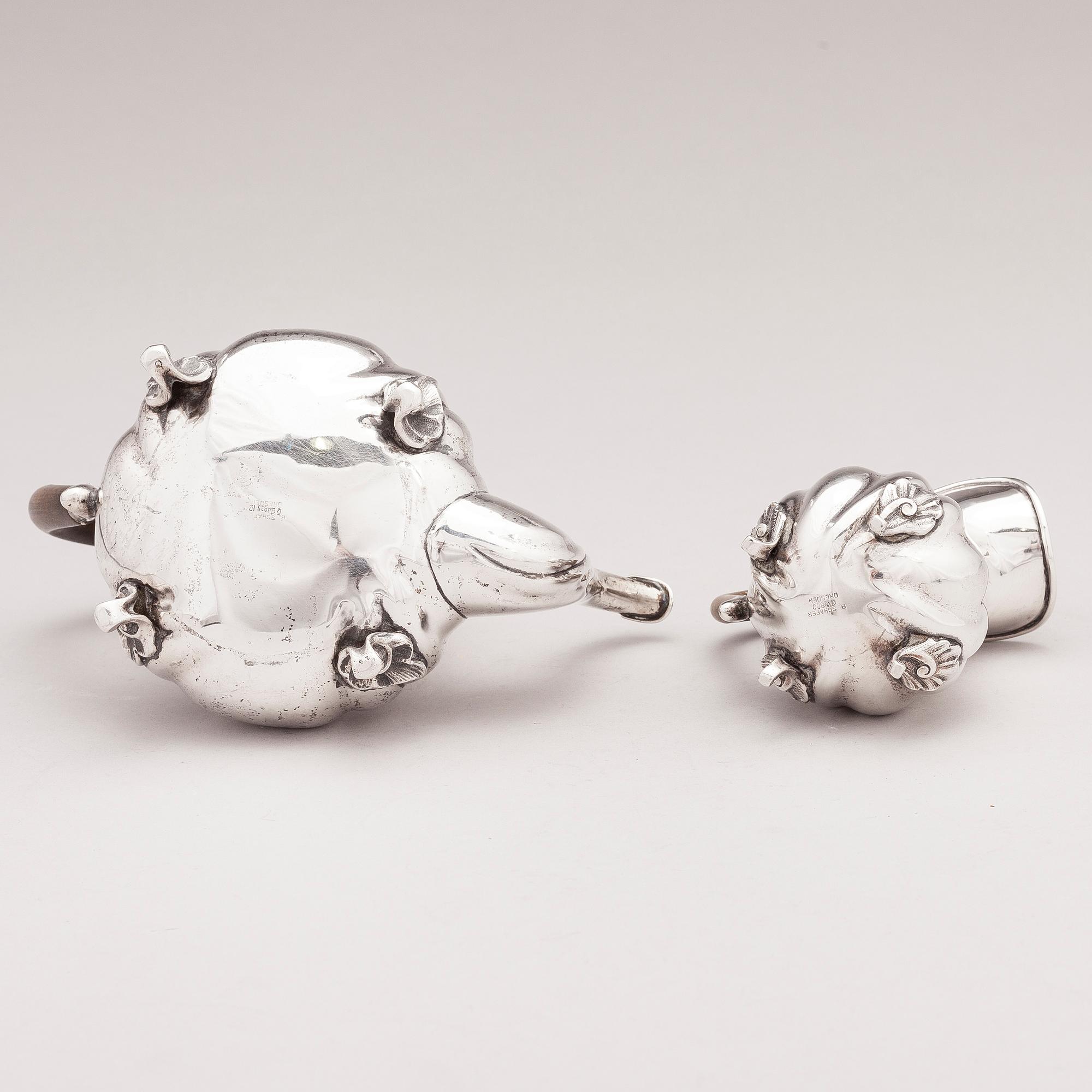 A silver teapot and milk jug with wooden handles, B. Schäfer, Dresden. Mahd. yhd 1222883.