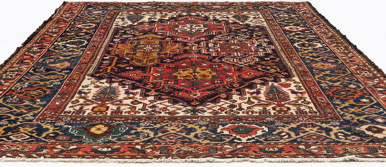 A carpet, semi-antique Chahar Mahal/Bakhtiari, ca 444 x 325 cm.