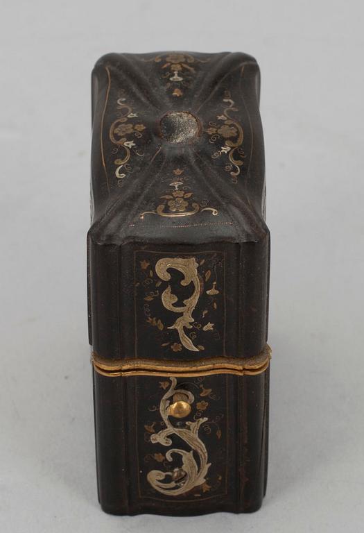 OMPELURASIA, kilpikonnankuorta ja kullattuja metalliosia, 1800-luku.