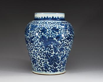 A large blue and white jar, Qing dynasty, Kangxi (1662-1722).