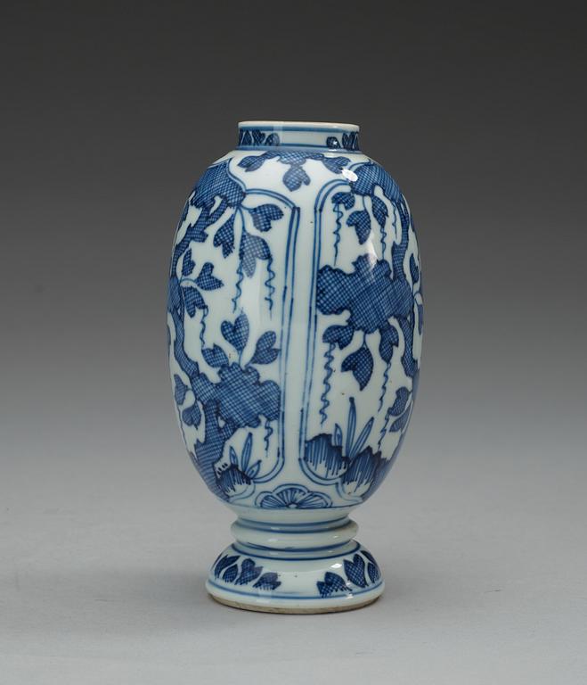 A blue and white vase, Qing dynasty, Kangxi (1662-1722.