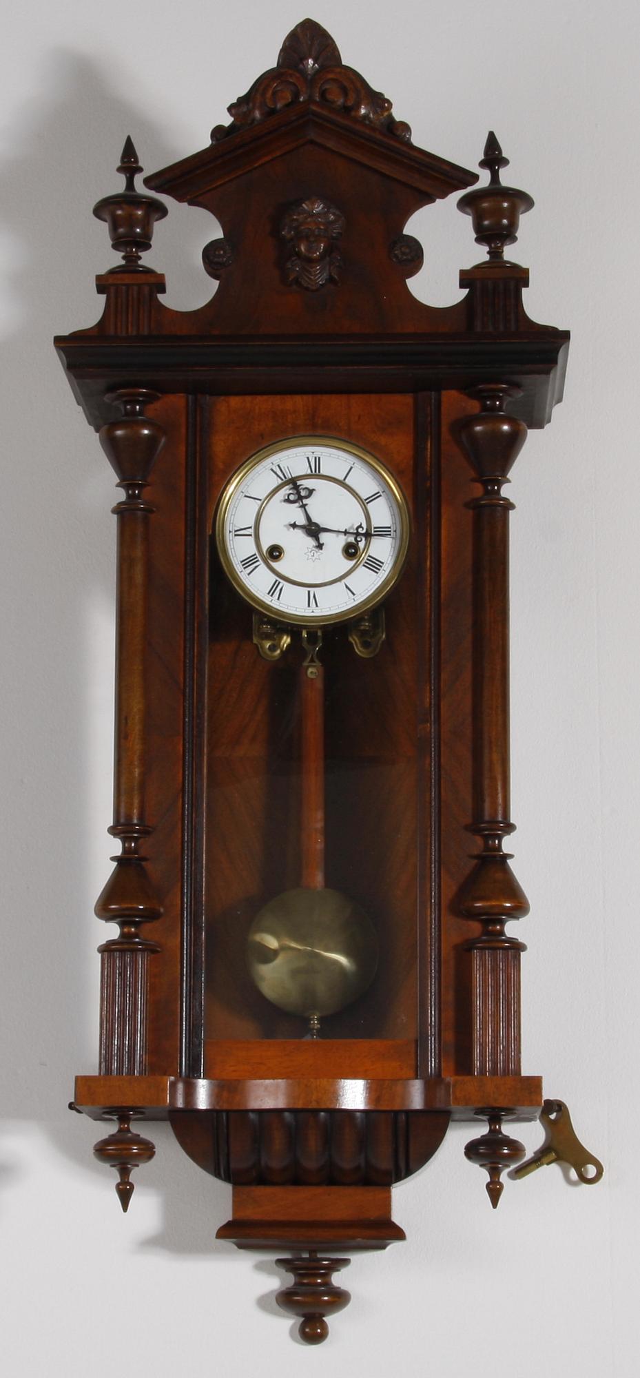 VÄGGPENDYL. Nyrenässansstil. Junghans.