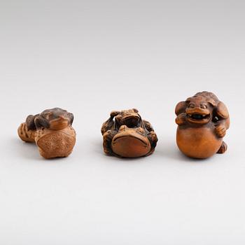 NETSUKES, 3 st, skuret trä, Japan, 2 signerade, Meji (1868-1912).