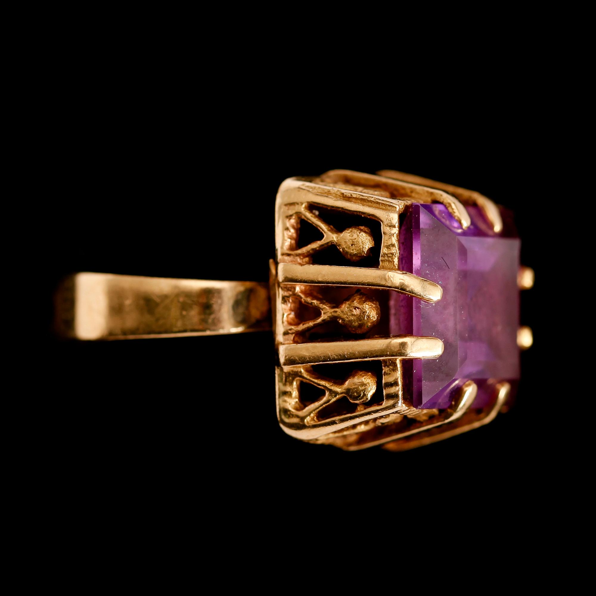 RING, 18 k guld, ametist. Total vikt ca 6 g.