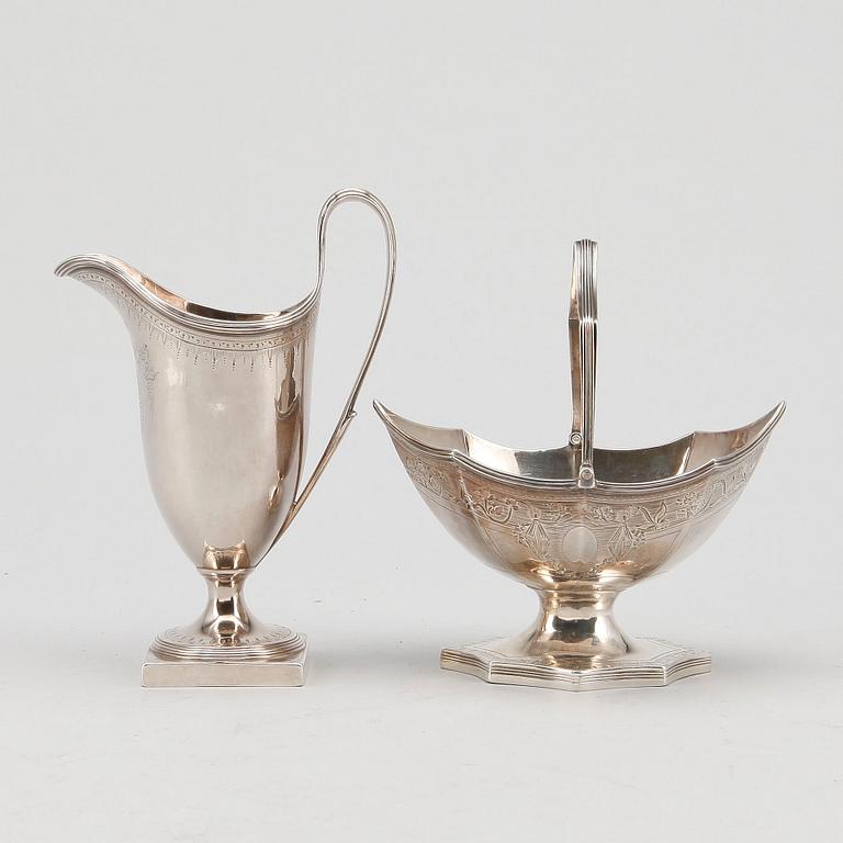 GRÄDDKANNA och SOCKERSKÅL, silver, bland annat Digby Scott & Benjamin Smith I, London, 1828. Total vikt ca 332g.