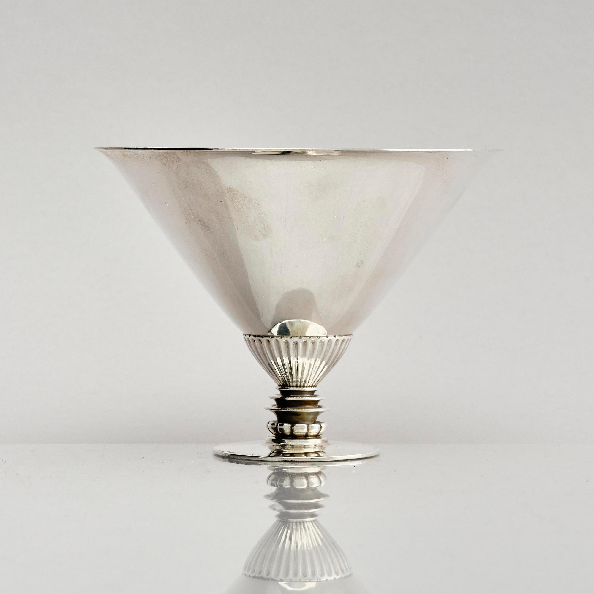 Georg Jensen, skål på fot, sterling silver, modell 259, design Gundorph Albertus, Köpenhamn efter 1945.